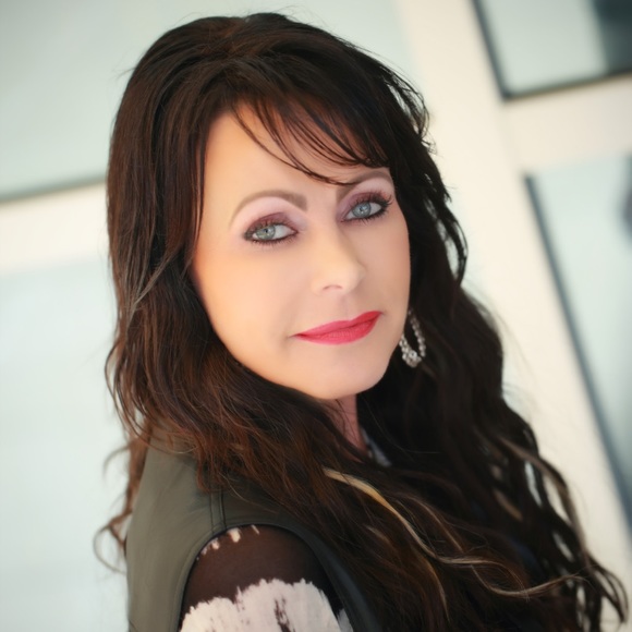 Meet your Posher, Liz - Picture 2 of 2